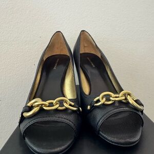Banana republic - Black Leather Peep-Toe Shoes with Gold Chain - size 10